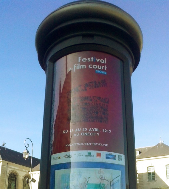 Photo d'un panneau dans les rue de Troyes avec l'affiche